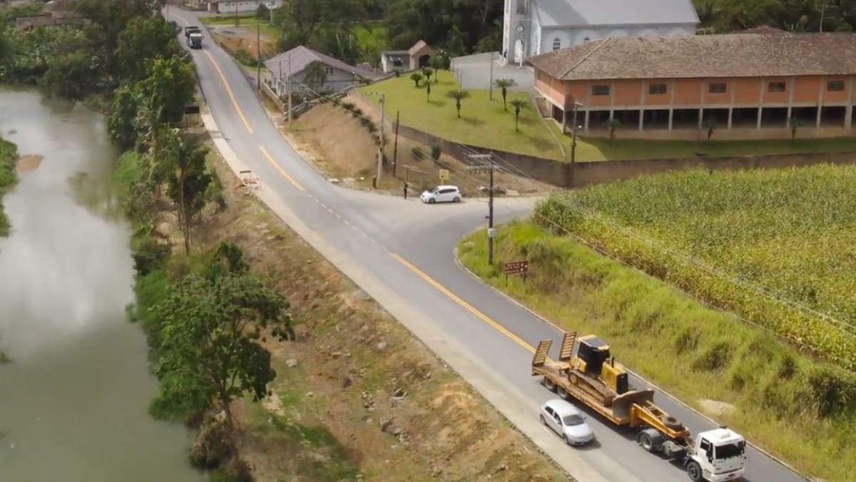 Obras de pavimentação da SC-414 em Blumenau avançam e estão próximas da conclusão