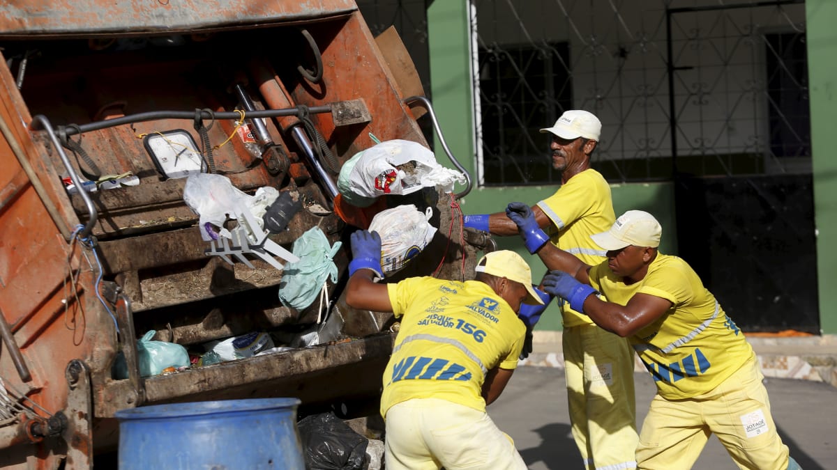 Projeto no Senado pode criar piso salarial nacional de R$ 3.036 para trabalhadores da limpeza urbana