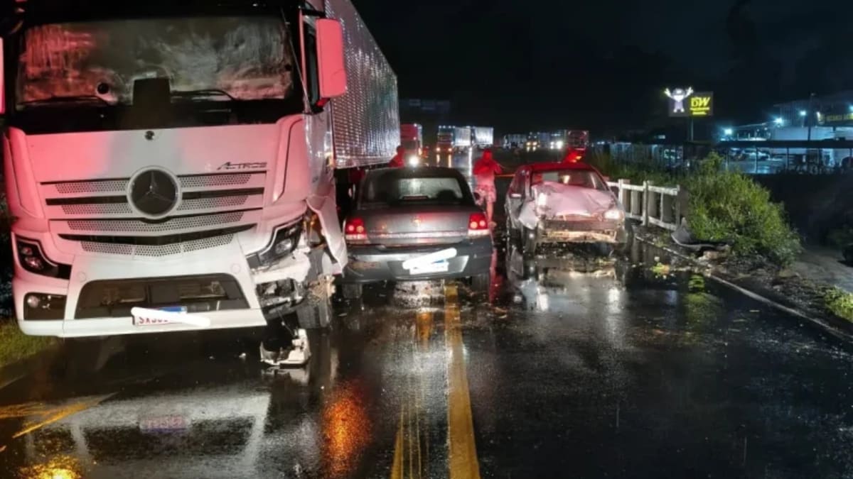 Colisão envolvendo três veículos mobiliza bombeiros na BR-470 em Rio do Sul