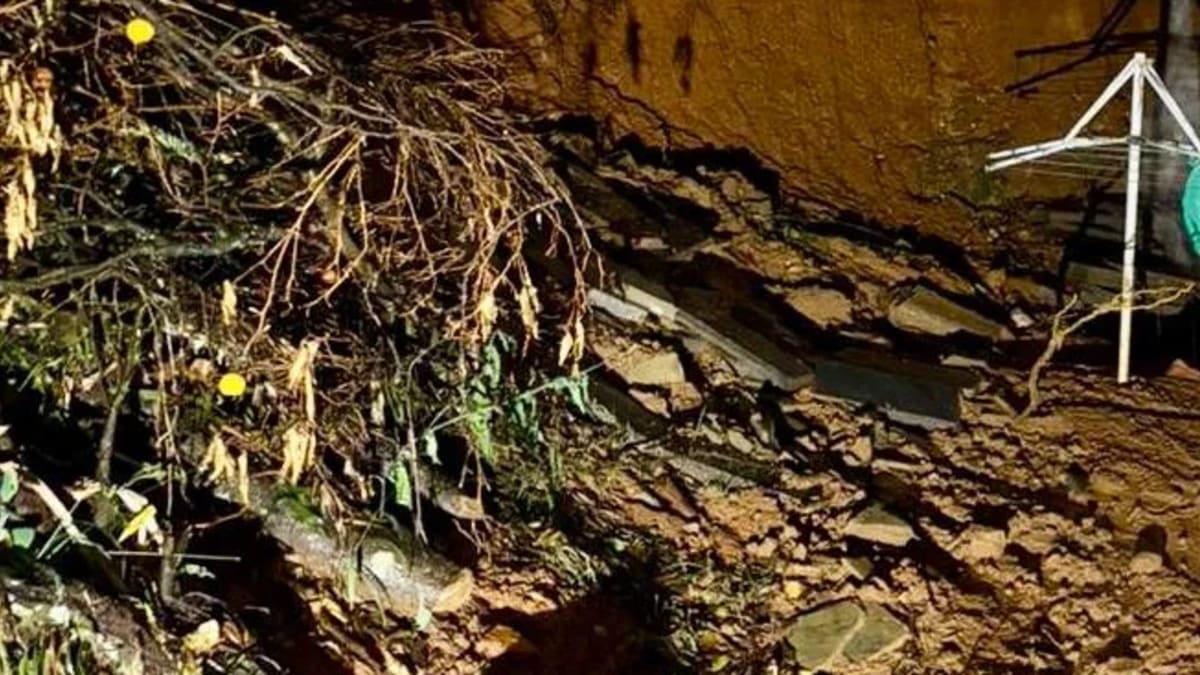 Queda de muro e deslizamento atingem residência em Rio do Sul