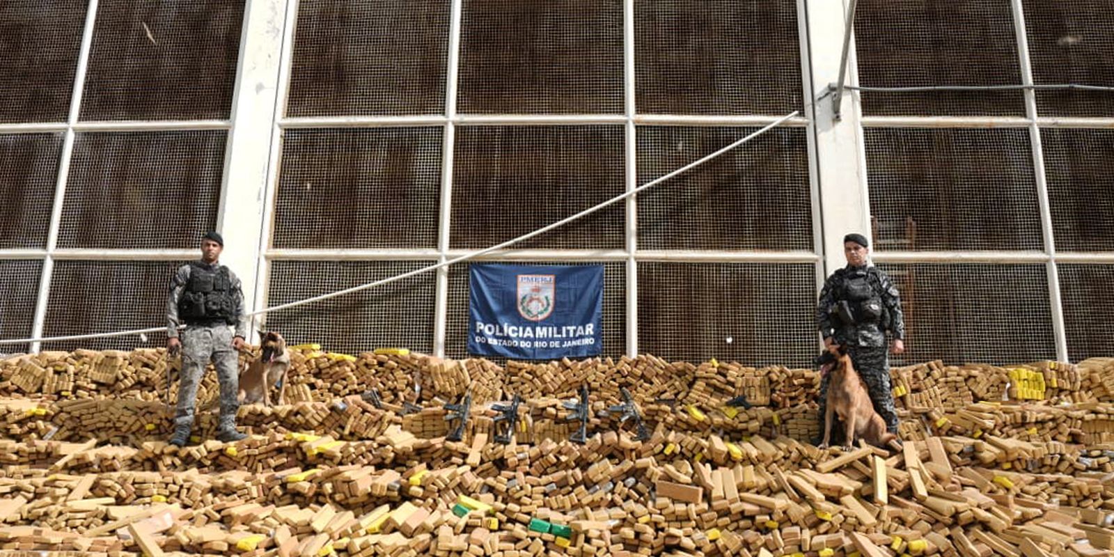 Polícia Militar apreende 48 toneladas de drogas na Maré