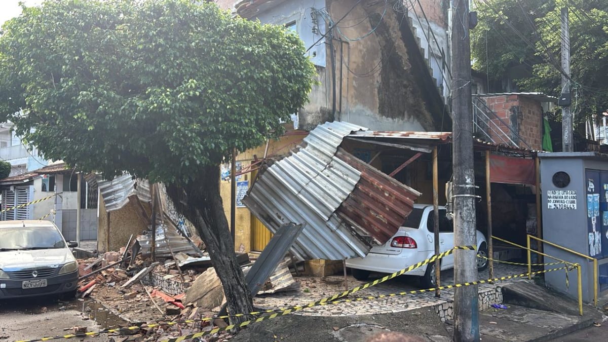 Marquise desaba na Ribeira e deixa homem ferido em Salvador