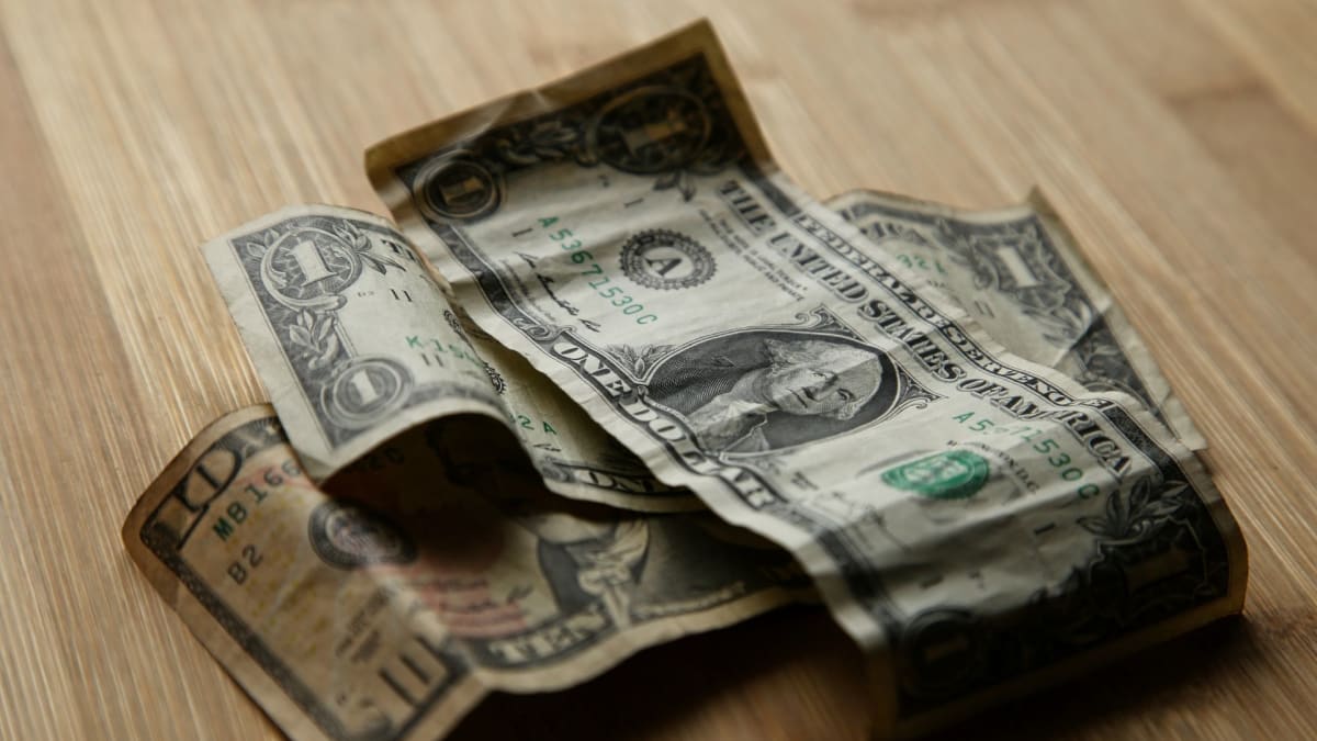 Dólar cai a R$ 5,06 com acordo temporário entre EUA e Irã e Ibovespa sobe 1,95%