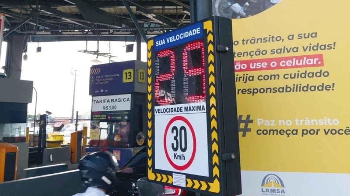 Linha Amarela instala sistema educativo de velocidade para motociclistas na praça do pedágio