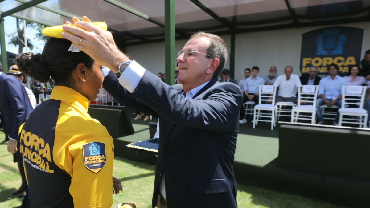 Eduardo Paes retorna ao Brasil em meio a impasse político no Rio de Janeiro