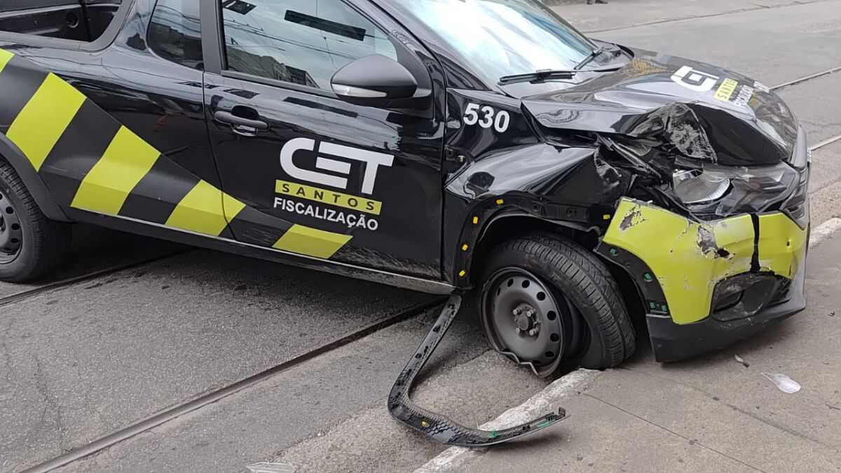 Agente da CET perde controle e bate veículo contra muro em Santos