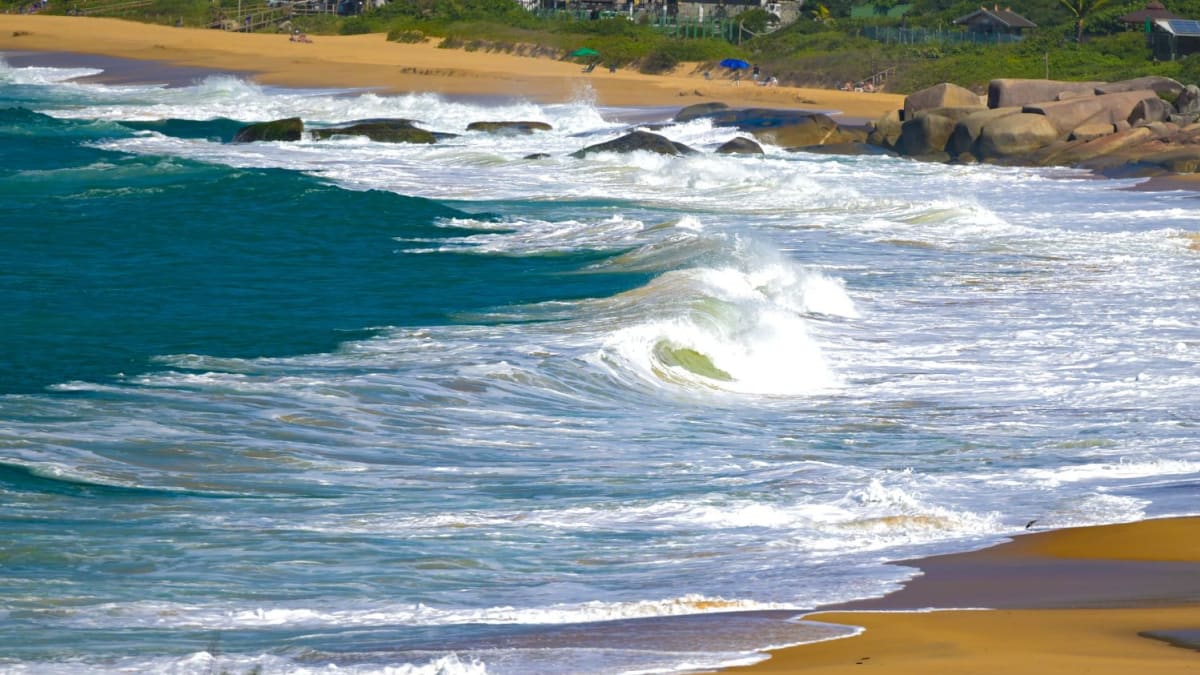 Ciclone mantém ventos fortes e mar agitado em Santa Catarina