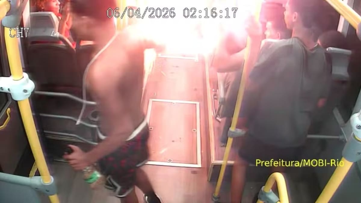 Dois homens são presos após soltarem rojão em ônibus do BRT no Rio de Janeiro