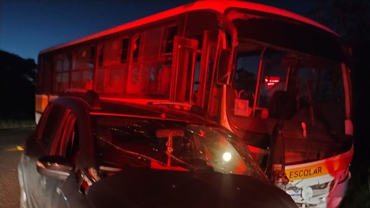 Idoso fica ferido em colisão entre carro e ônibus escolar em Sombrio