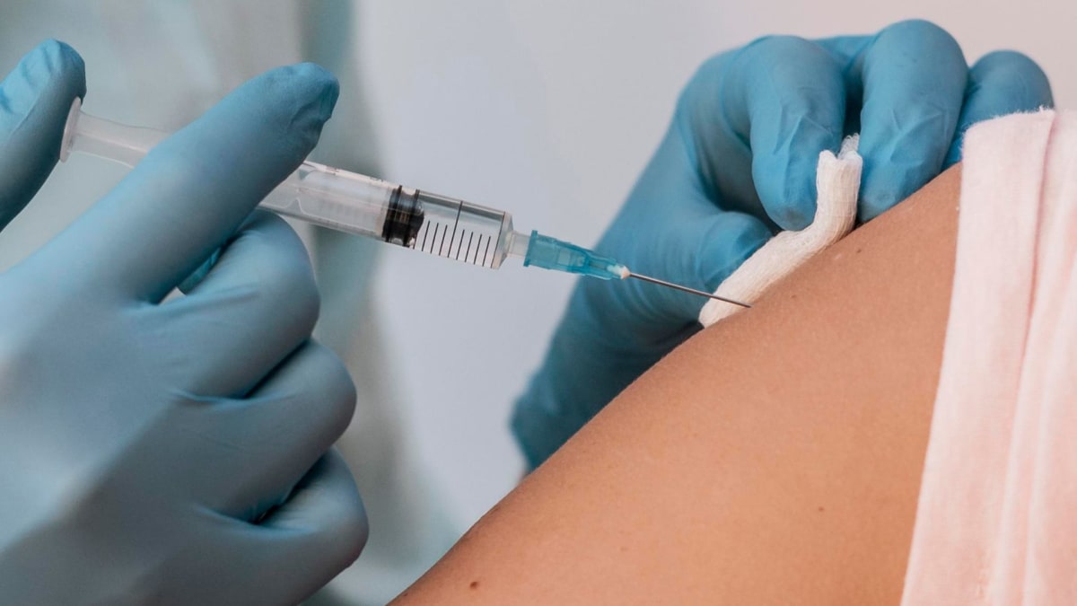 Vacina da gripe reduz sequelas e risco de morte após AVC, aponta estudo