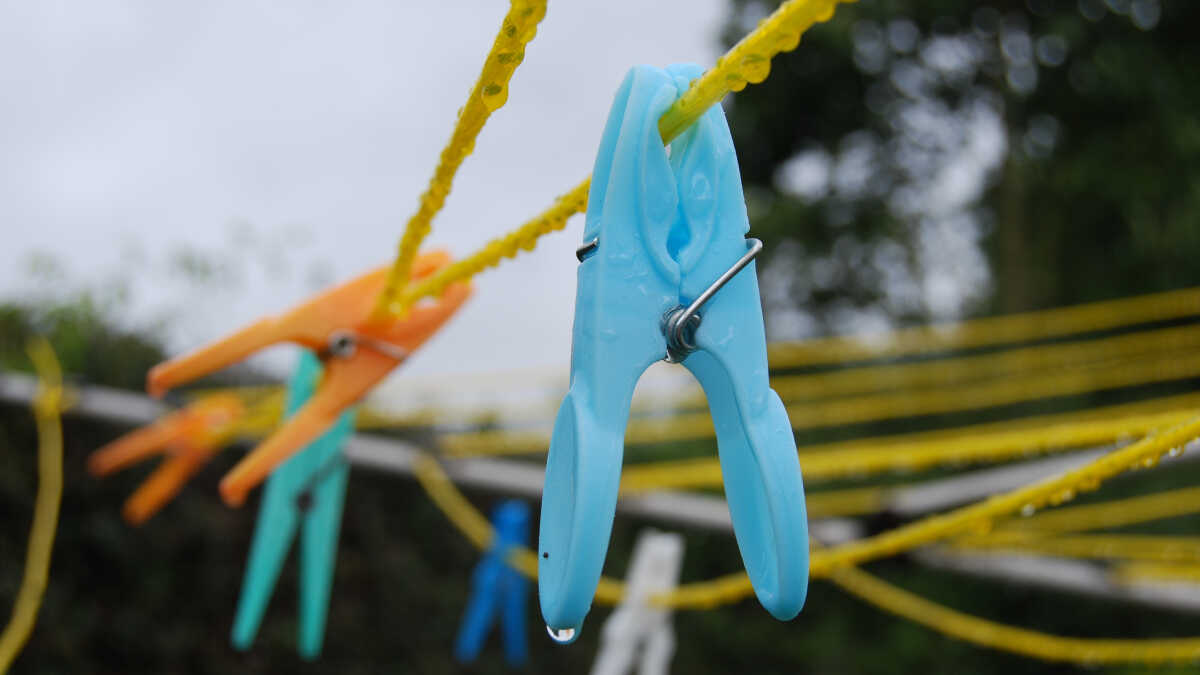 Secador elétrico promete secar até 15 kg de roupas em dias de chuva