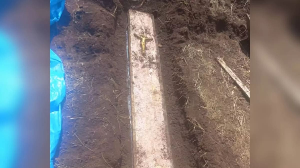 Caixão com restos humanos é encontrado em quintal de casa alugada em SC