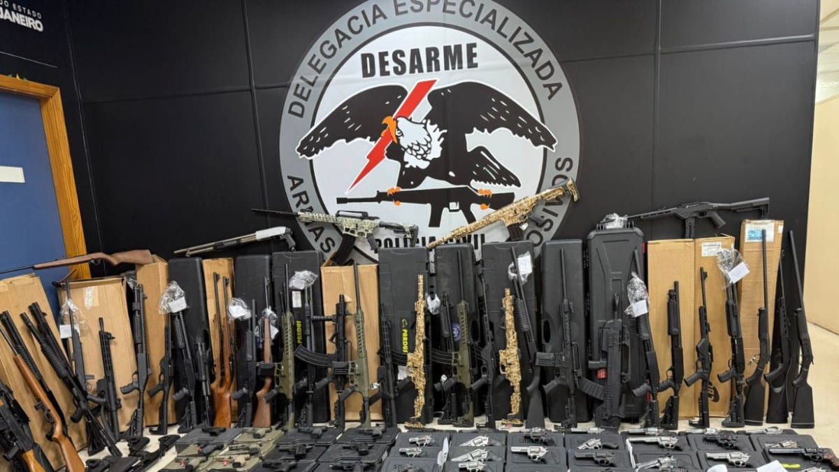 Polícia Civil apreende arsenal com mais de 160 armas e milhares de munições em São Gonçalo