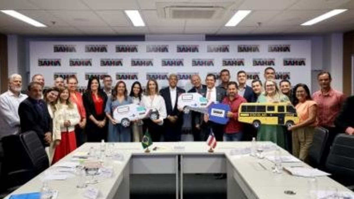 Governador Jerônimo Rodrigues entrega veículos e autoriza obras em município baiano