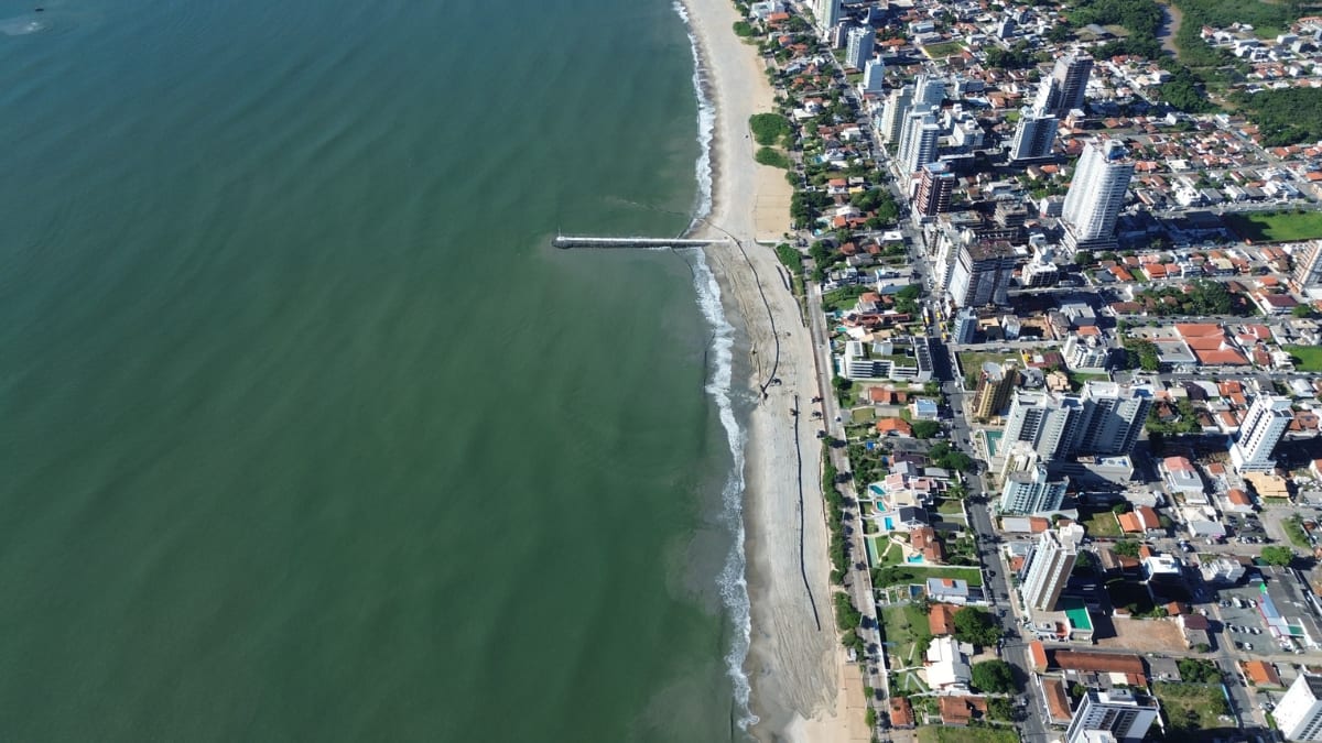 Balneário Piçarras conclui megaobra de alargamento da faixa de areia da Praia Central