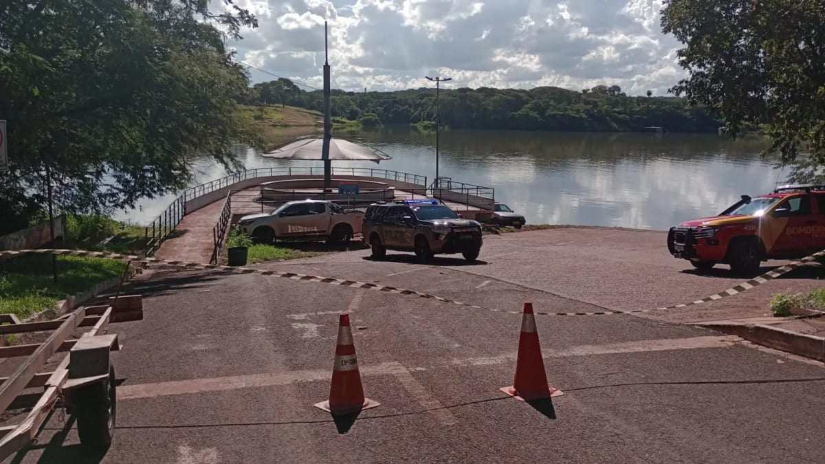 Dois corpos são encontrados dentro de veículo submerso no Rio Paranaíba
