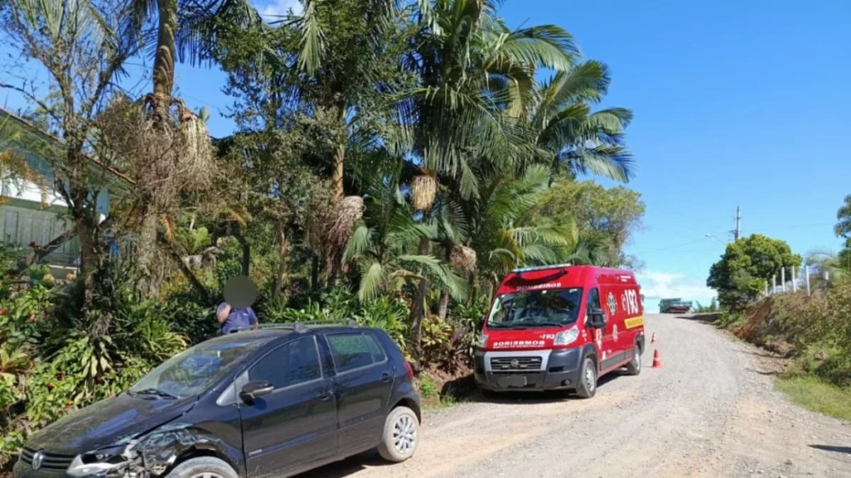 Passageira é encaminhada ao hospital após acidente com caminhão em Lontras