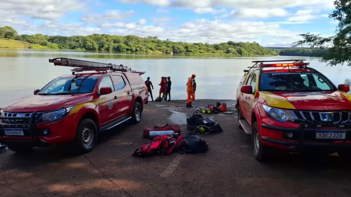 Carro cai no Rio Paranaíba em Santa Vitória e duas pessoas morrem