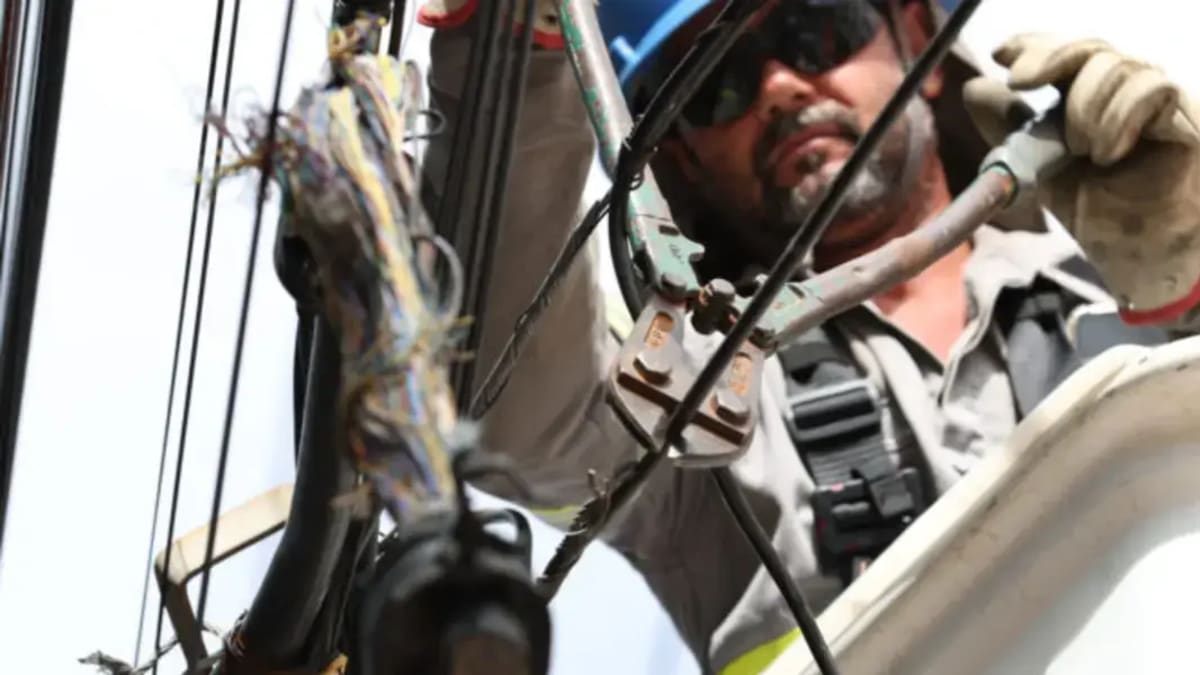 Tubarão promove nova etapa de retirada de fios obsoletos na Rua Wenceslau Alves dos Santos