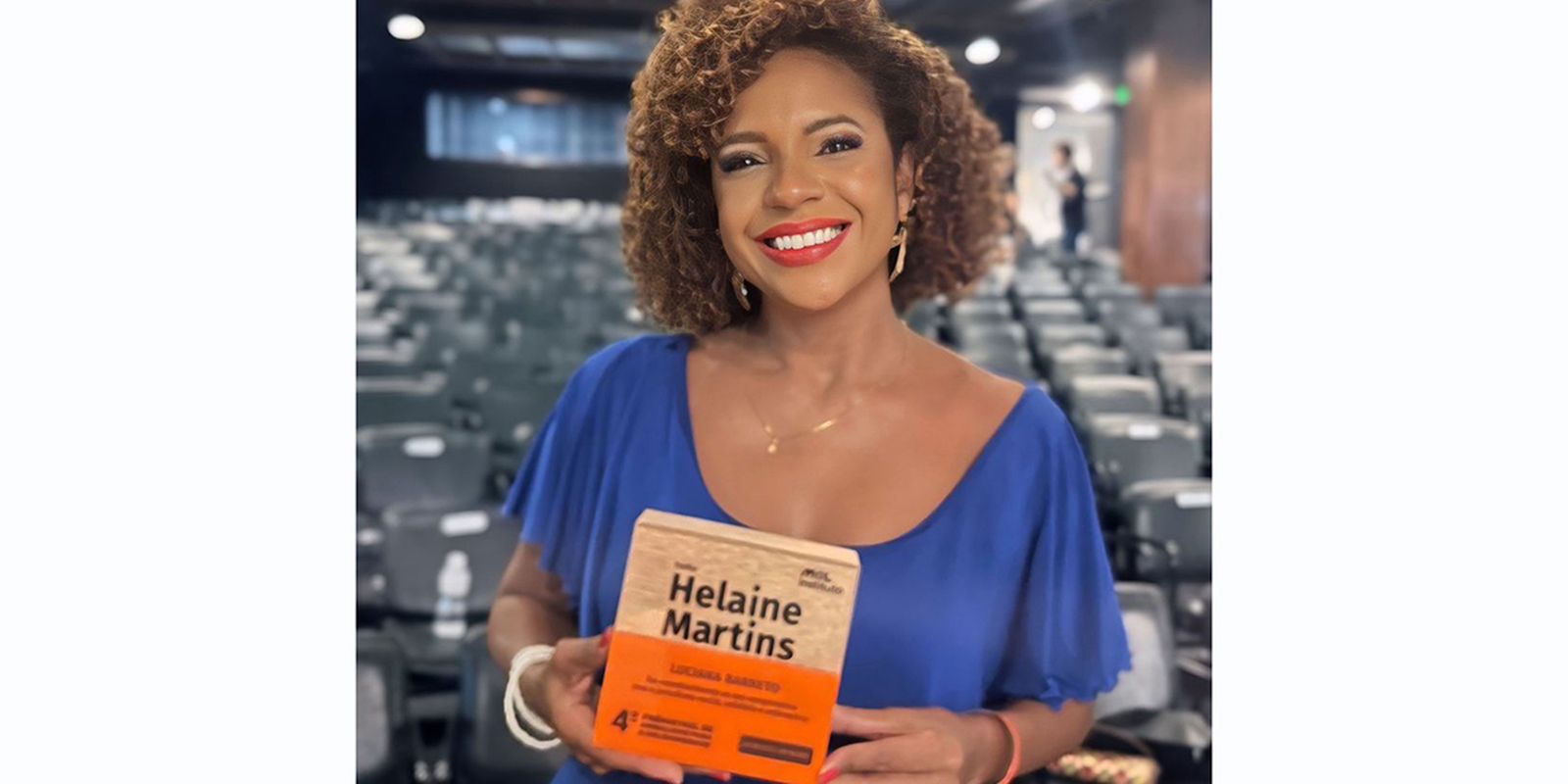 Luciana Barreto recebe Troféu Helaine Martins no Prêmio MOL de Jornalismo