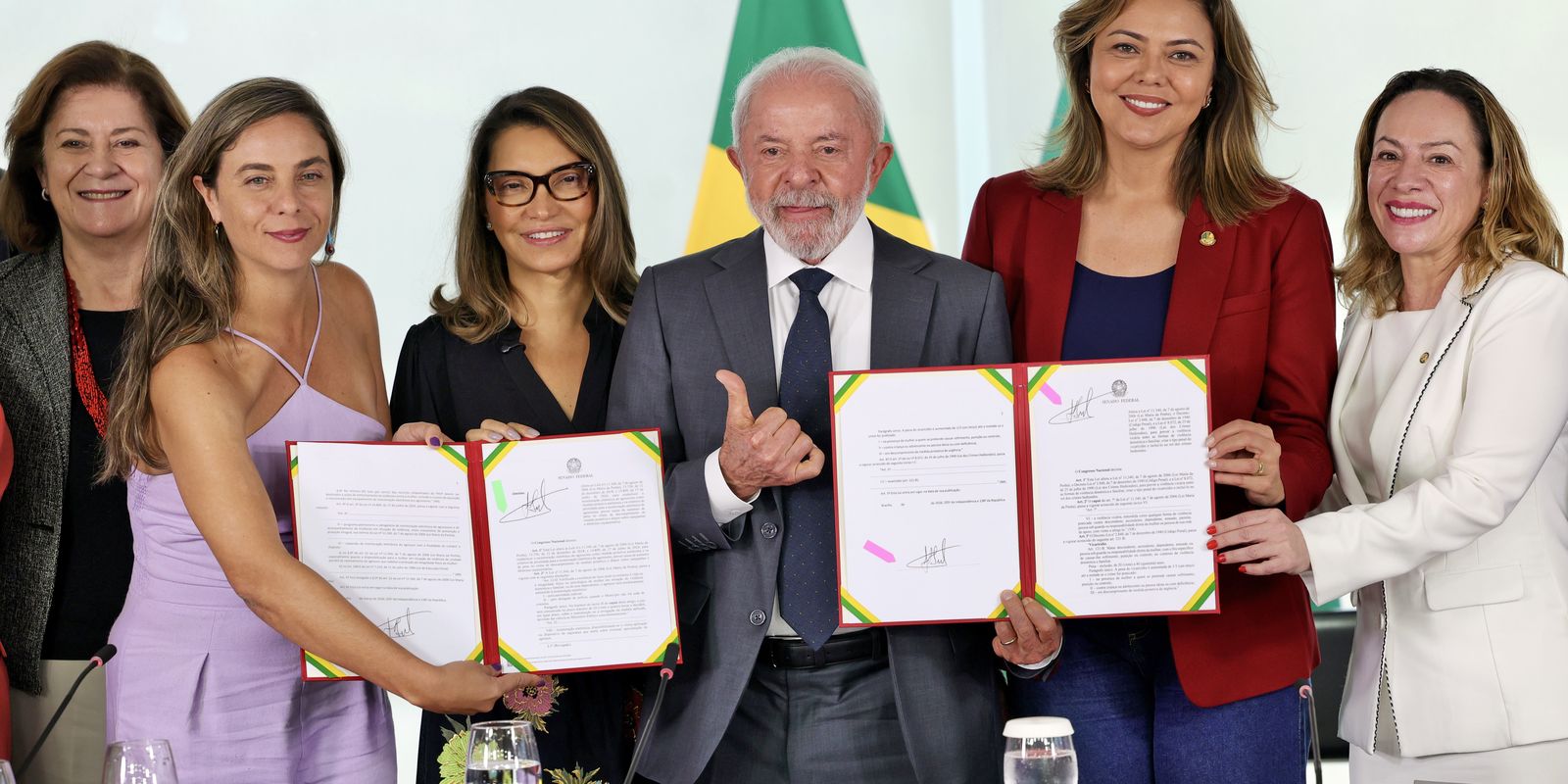 Lula sanciona leis para combater violência contra a mulher