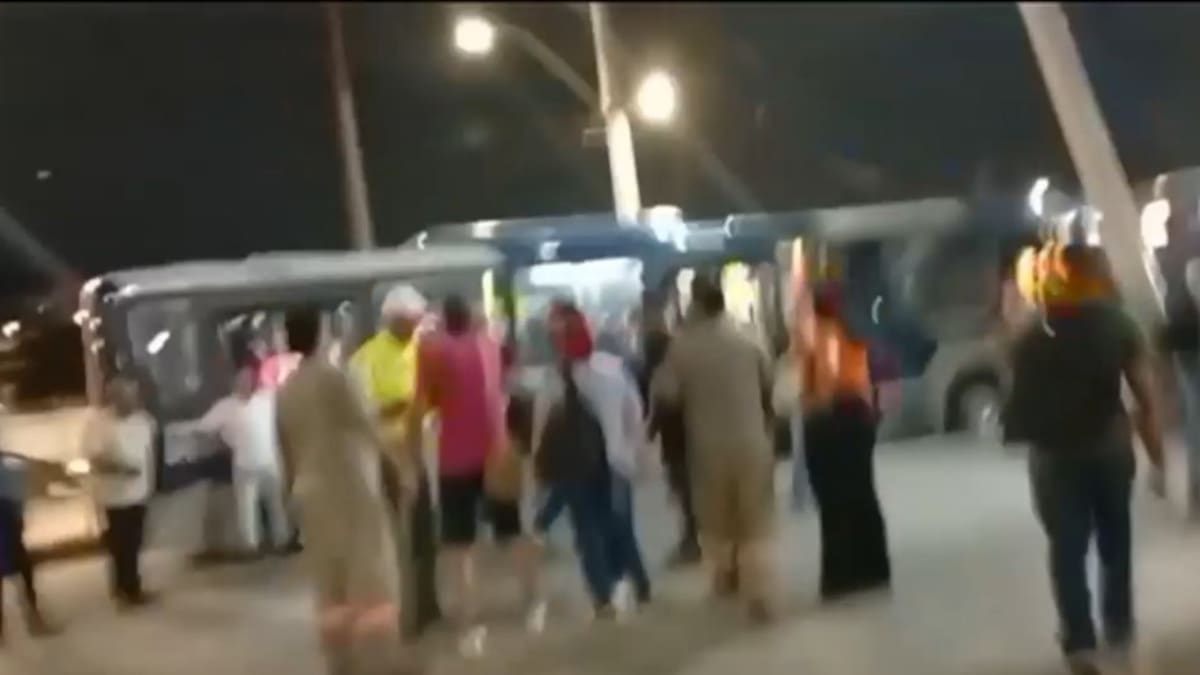 Passageiros bloqueiam entrada e saída de ônibus na Estação São Gabriel em BH