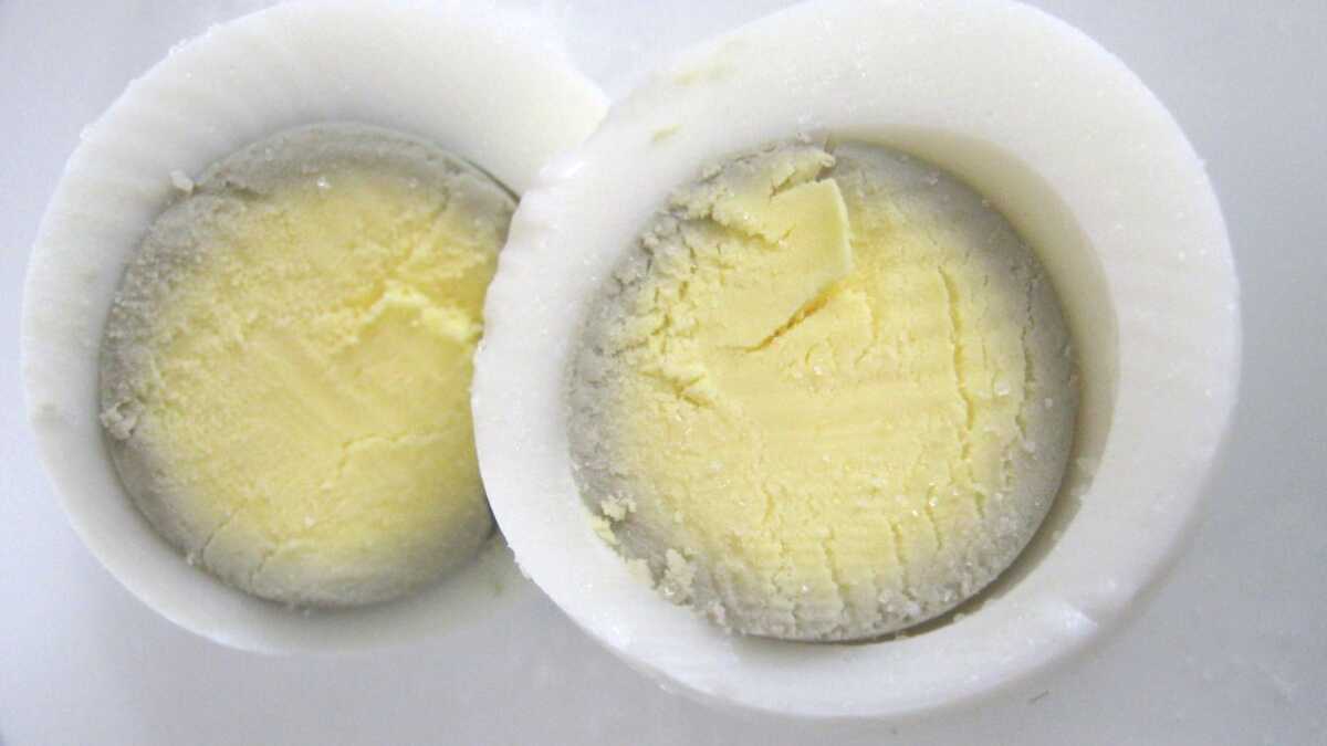 Reação química explica a gema cinza em ovos cozidos