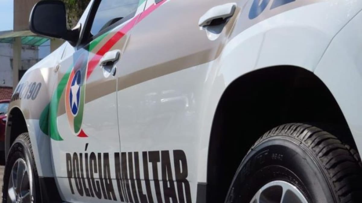 Homem é preso após tentar engolir droga durante fuga da PM em Tubarão