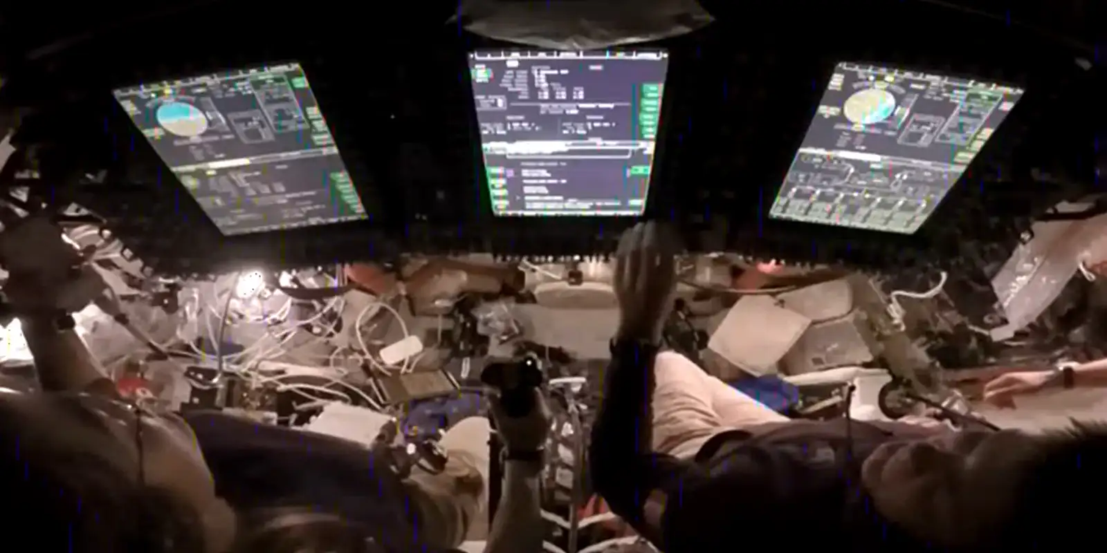 Astronautas da Nasa retornam à Terra após missão lunar