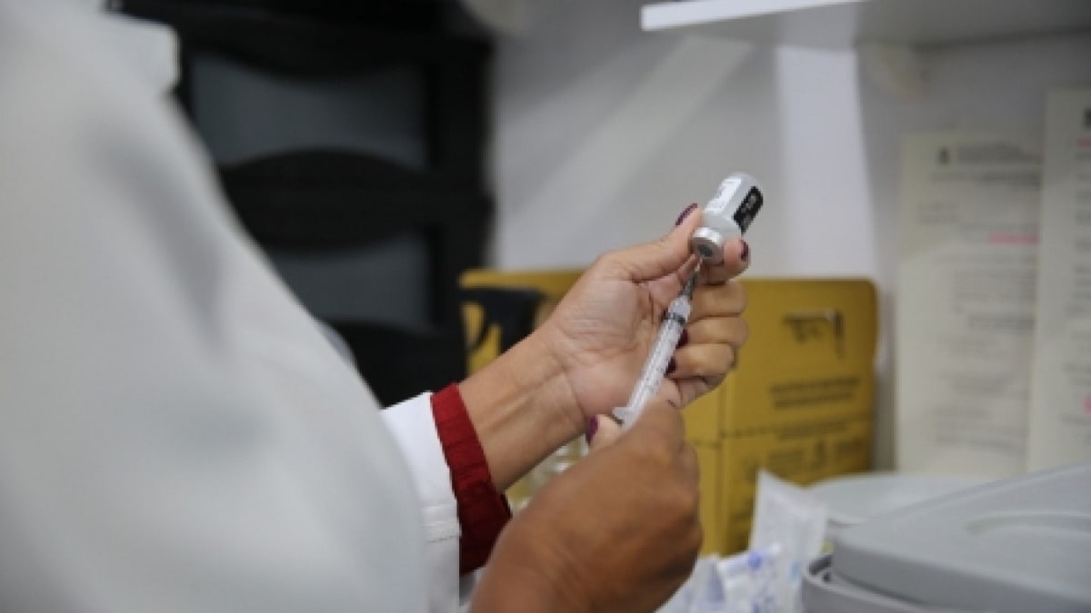 Falta de vacinas contra Covid-19 para bebês e crianças persiste em postos do Rio de Janeiro