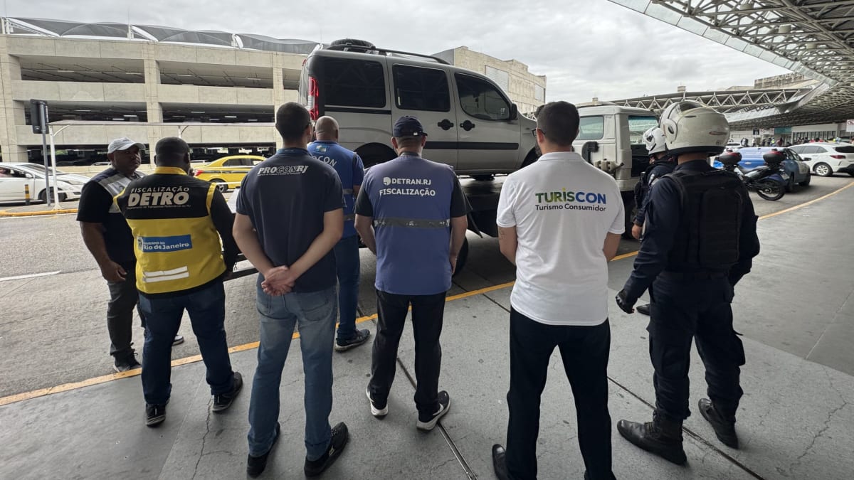 Operação no Galeão autua concessionária e interdita veículos irregulares no transporte de passageiros