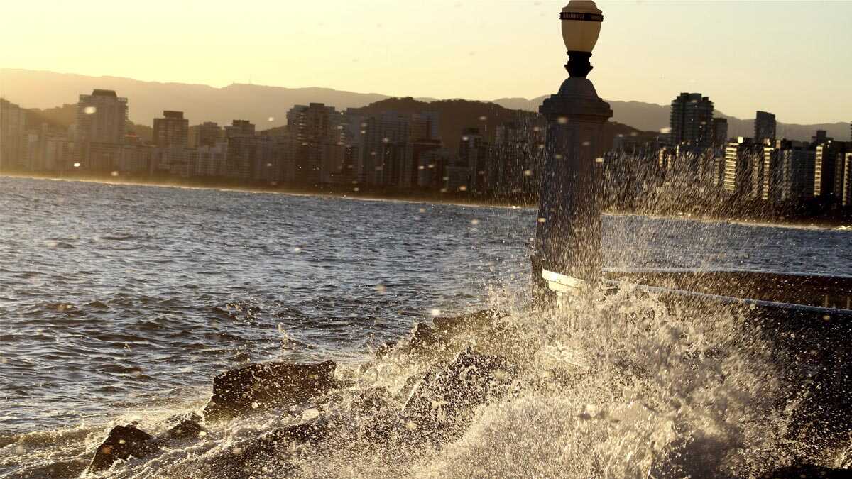 Sol retorna à Baixada Santista com alerta de ressaca mantido pela Marinha