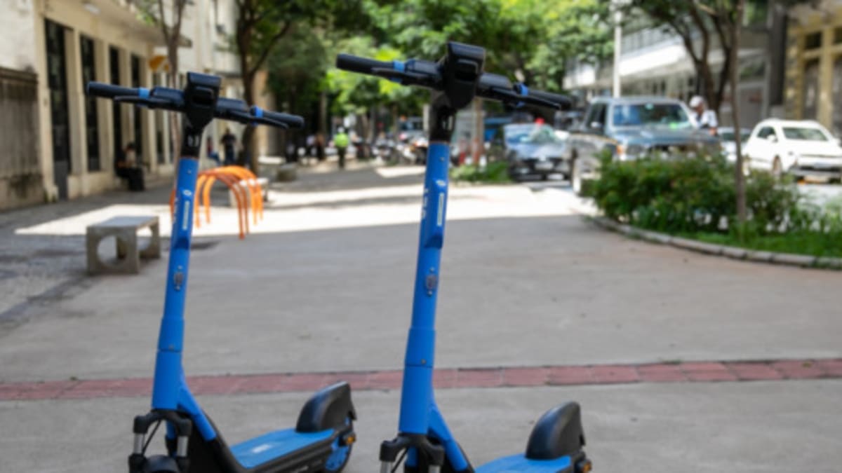 Uso de patinetes elétricos em BH gera preocupação por vandalismo e uso inadequado