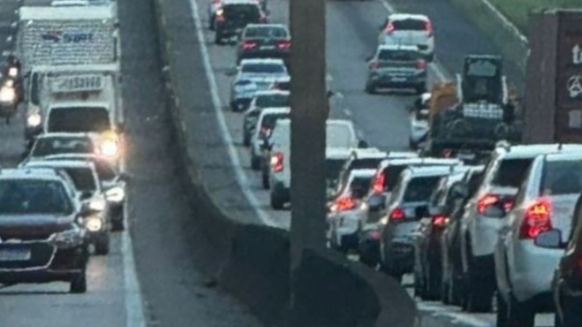 Motociclista morre após colisão com caminhão na BR-101 em Itajaí