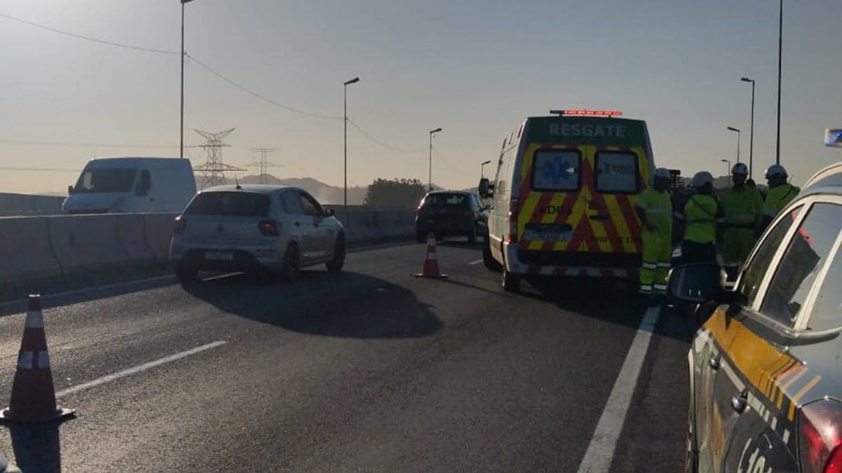Motociclista morre em acidente na BR-101 e trânsito para em Itajaí