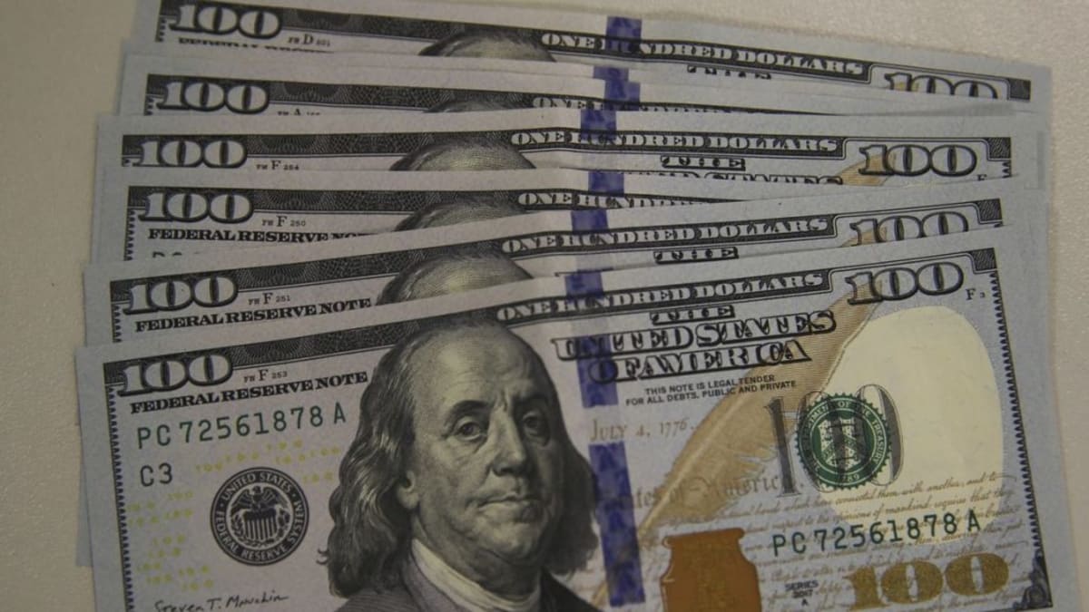 Dólar cai próximo a R$ 5 e bolsa brasileira alcança recordes em dia de otimismo