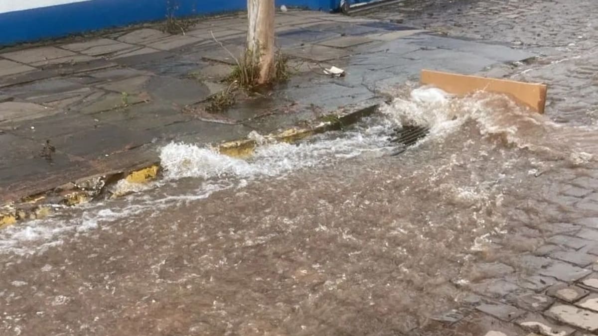 Rompimento de adutora inunda casas em Bento Gonçalves