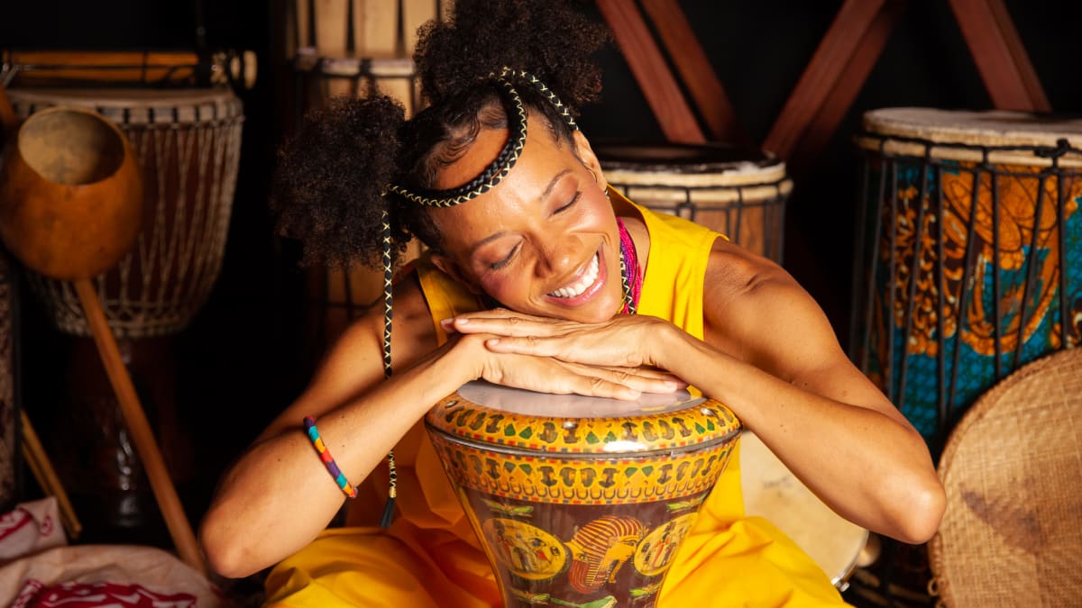 Espetáculo infantil 'A Menina Akili e Seu Tambor Falante' chega ao Rio de Janeiro e Baixada Fluminense