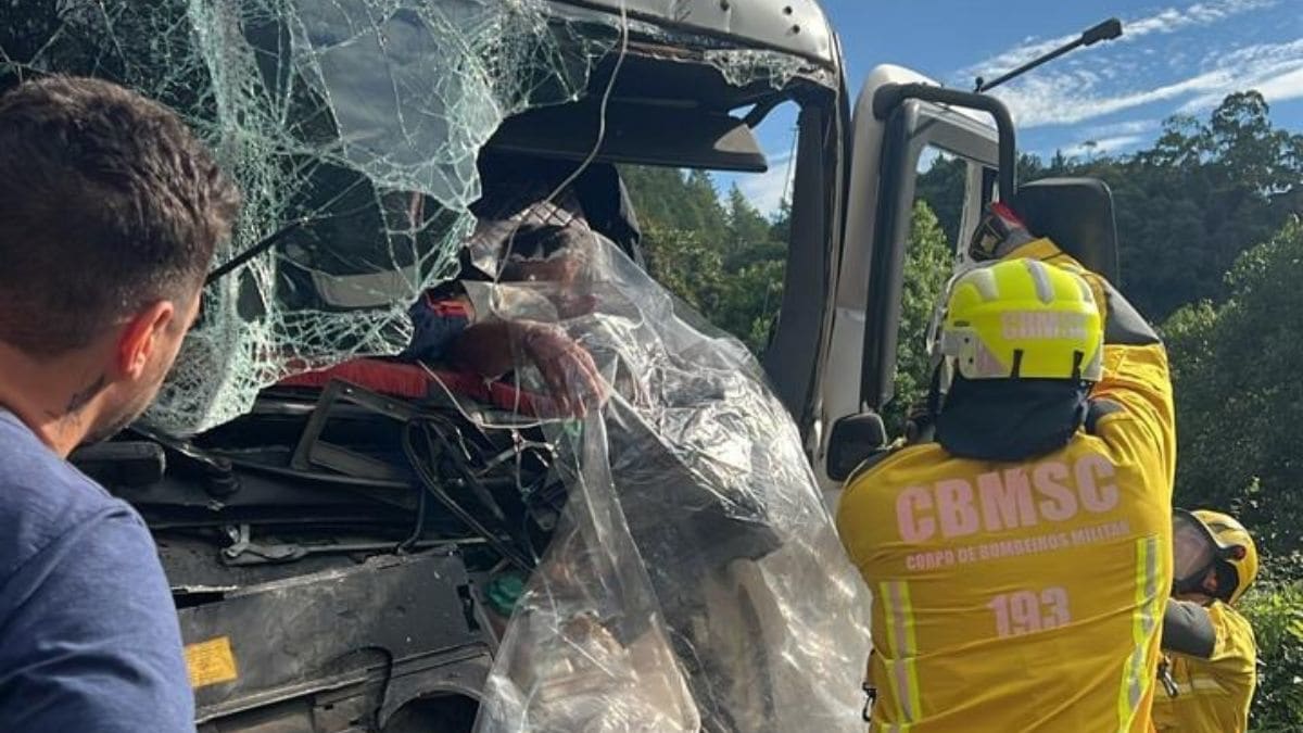 Acidente grave entre caminhões interdita BR-282 em Águas Mornas e deixa vítima presa às ferragens