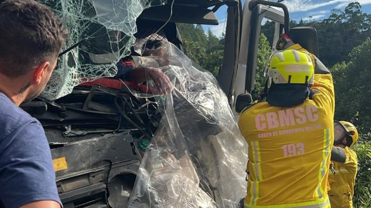 Acidente entre caminhões deixa condutor preso às ferragens na BR-282