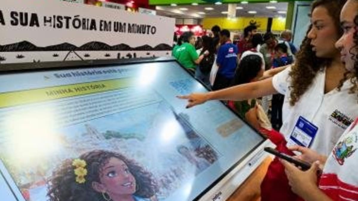 Totem interativo com inteligência artificial atrai estudantes na Bienal do Livro da Bahia 2026