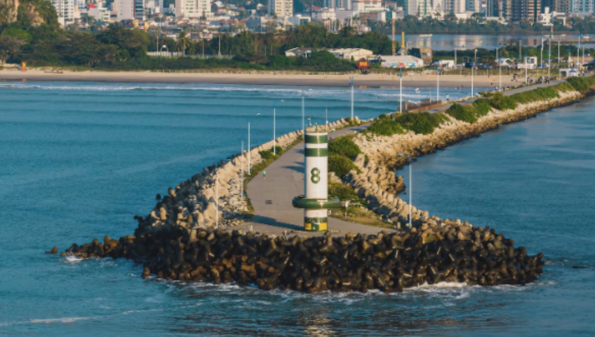 Mulher é resgatada após ficar presa entre pedras em Itajaí