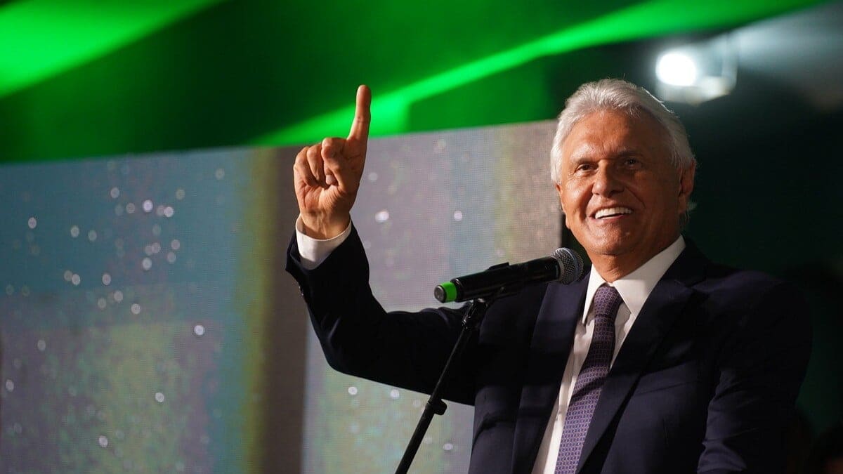 Ronaldo Caiado reforça apoio a Ratinho Junior e critica PT e PL no Paraná