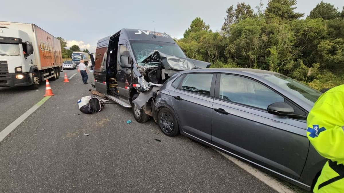 Engavetamento na BR-277 em Balsa Nova deixa um morto e 14 feridos