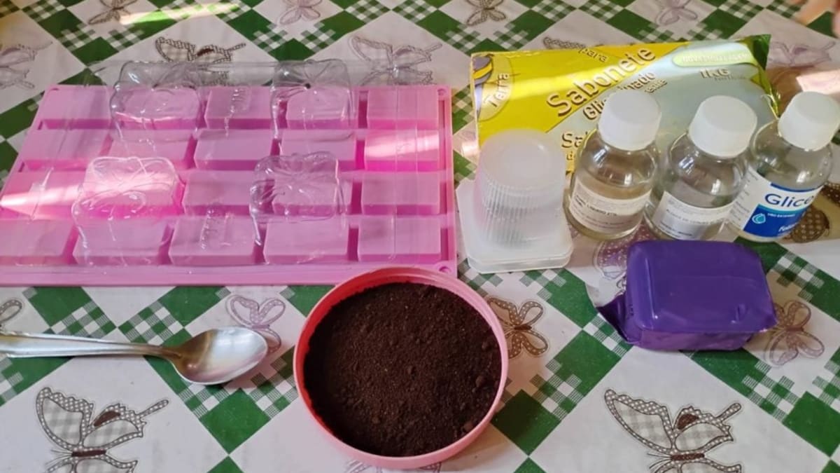 Estudantes do Amazonas desenvolvem sabonete esfoliante a partir da borra de café