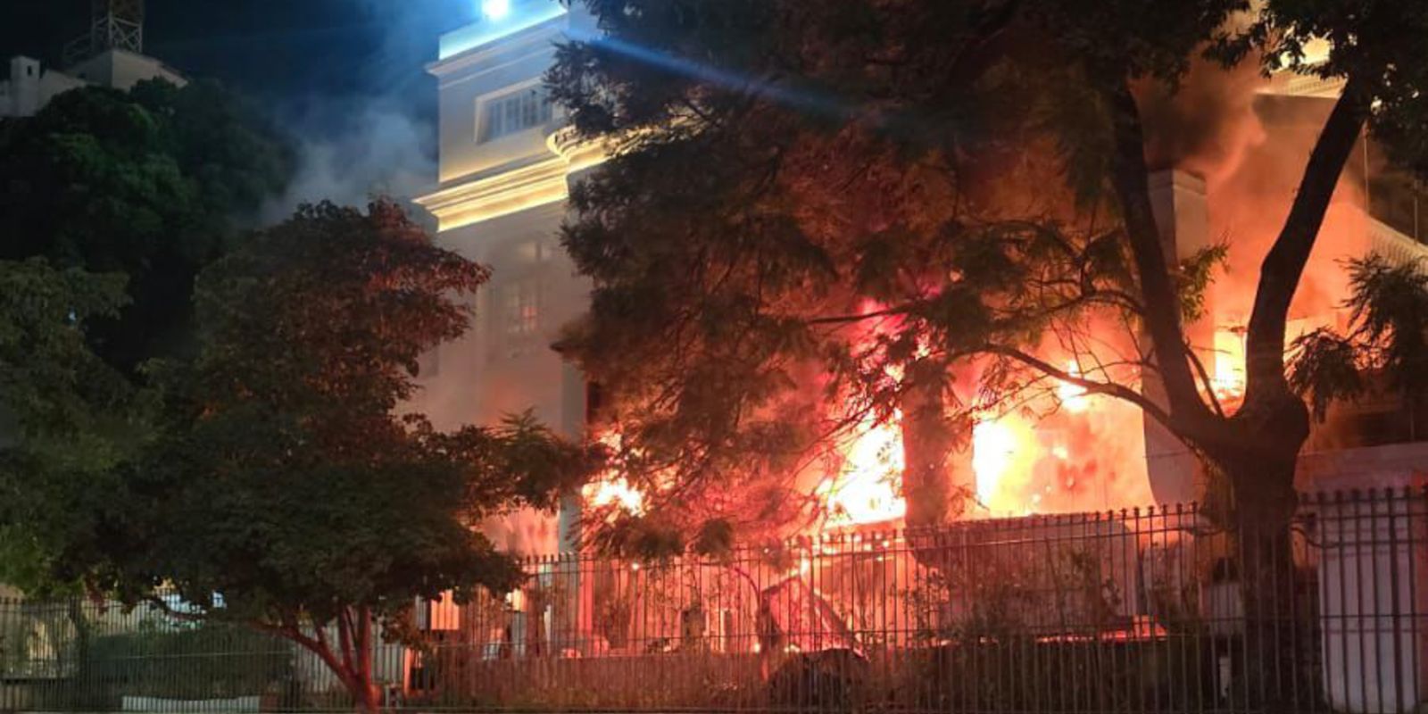 Incêndio atinge Edifício Touring no Rio de Janeiro
