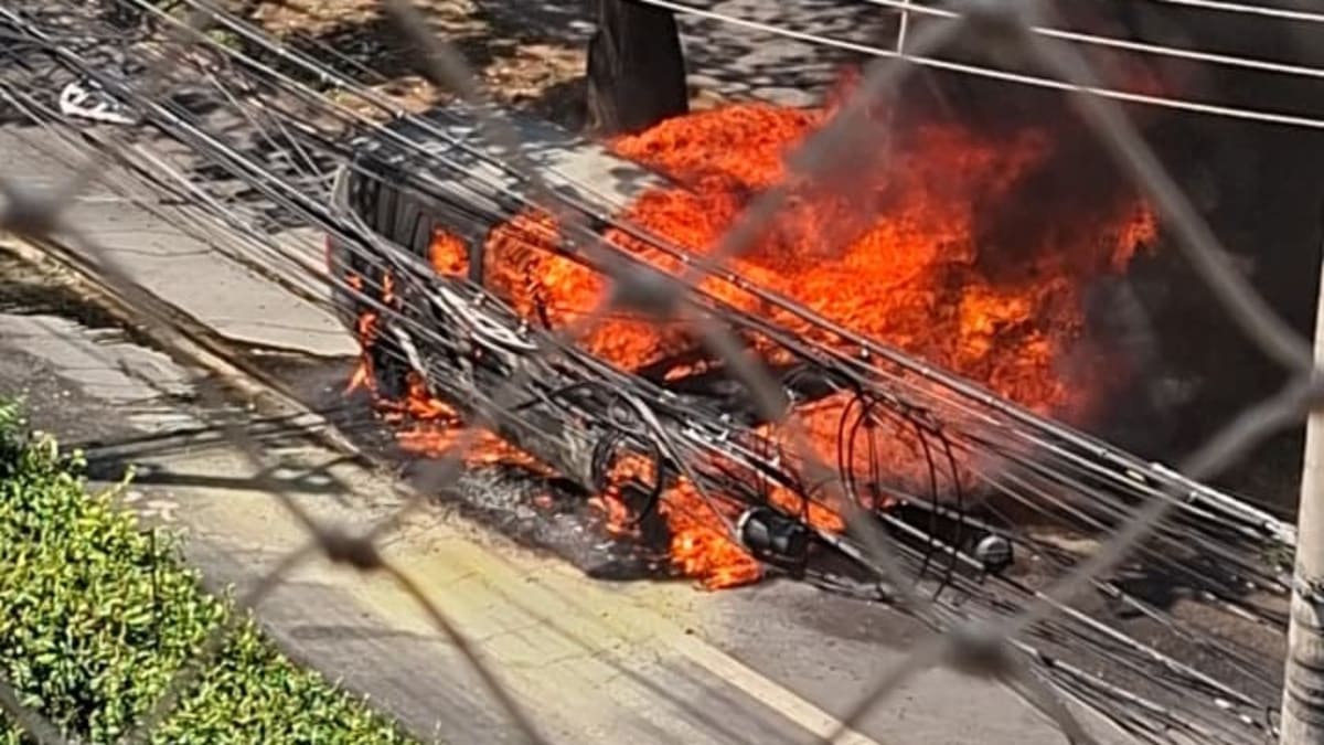 Veículo pega fogo e interdita Avenida Raja Gabaglia em Belo Horizonte
