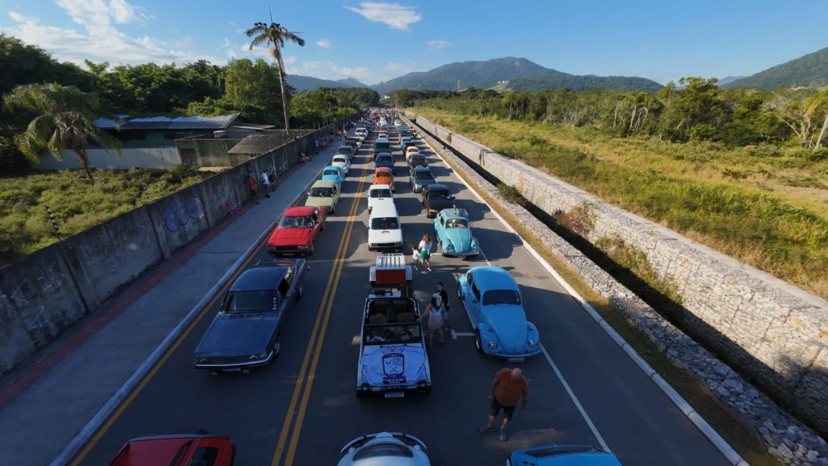 Desfile de carros antigos reúne 500 veículos e movimenta Balneário Camboriú