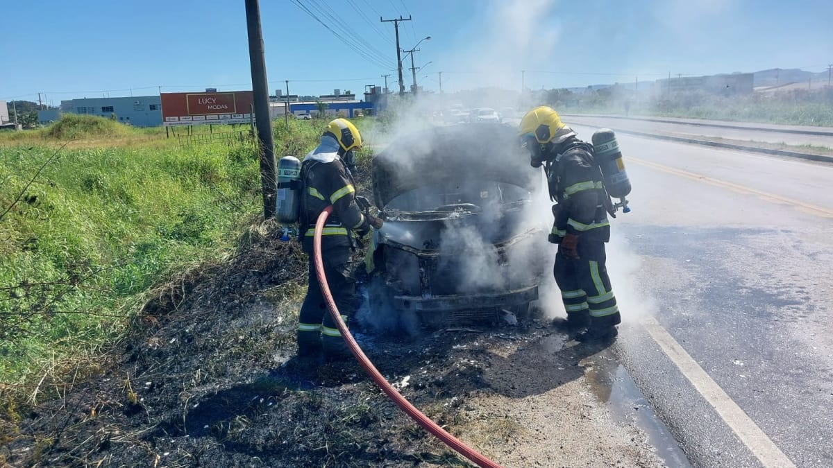 Carro é destruído por incêndio na SC-445, em Morro da Fumaça