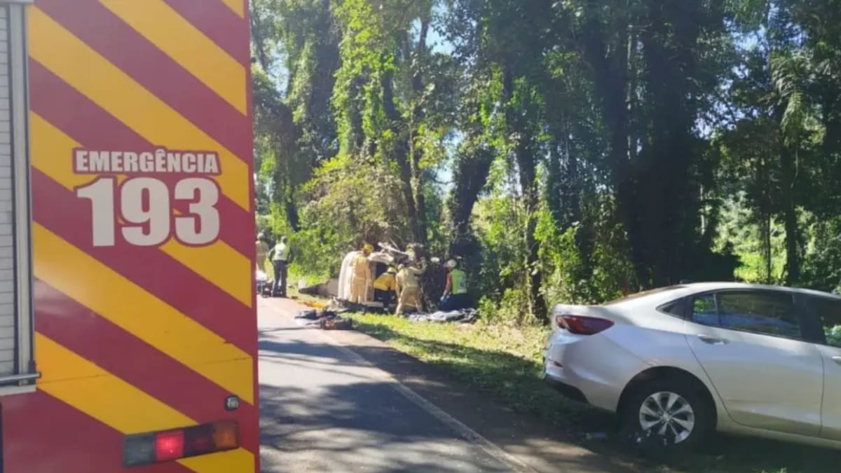 Acidente na divisa entre SC e PR mata quatro pessoas em veículo que transportava pacientes